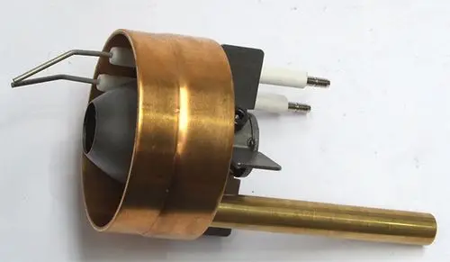 Mischkopf von Daikin, metallische Konstruktion mit Kupfer- und Kunststoffteilen, Anschlussstifte für elektrische Verbindung und integrierte Komponente.